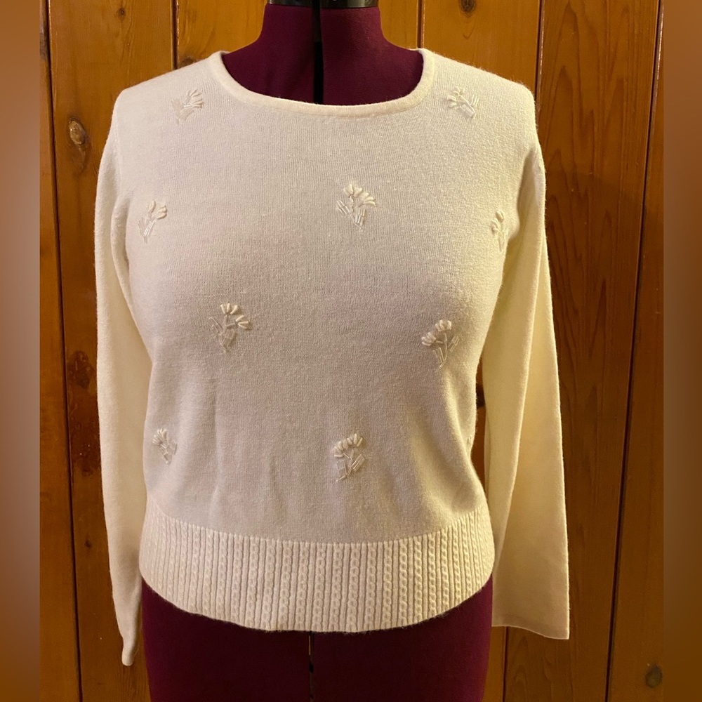 Women’s sweater with beading and ribbing